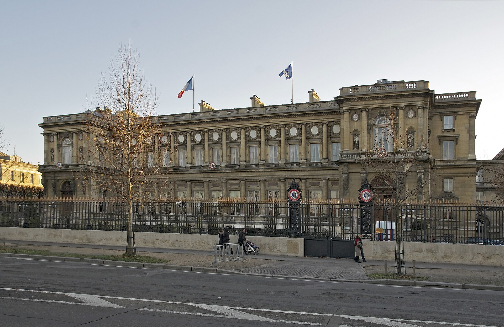 Hôtel du ministre des Affaires étrangères au quai d’Orsay, drapeaux français et européen, grilles d’hiver.